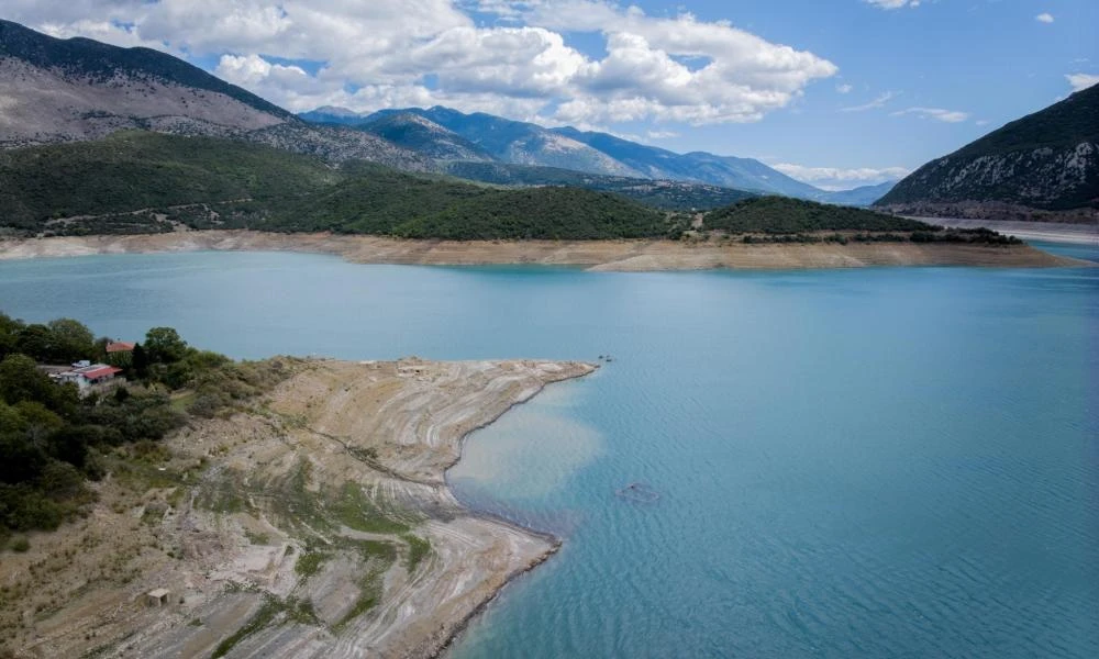 Σε συναγερμό η ΕΥΔΑΠ λόγω λειψυδρίας: Νερό από τη λίμνη Κρεμαστών και Μονάδες Αφαλάτωσης